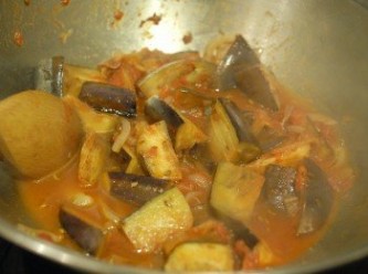 step3: 當茄子開始轉色，下蕃茄粒，鹽，糖及水，煮滾。然後轉小火，蓋上鍋蓋煮約30分鐘即成！