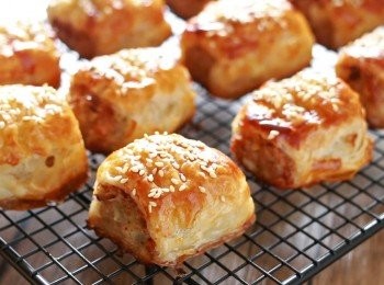 step12: 出爐後把烤肉卷放在網架上稍為放涼即可享用。