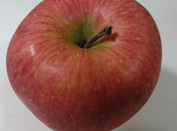 step1: 全聯蘋果外形飽滿、脆口度佳、酸甜適中、香氣十足、汁多味美。