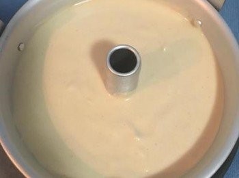 step14: 裝入模具中，要提起模具輕敲桌面，讓底下的空氣跑出來。