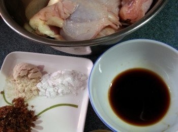step1: 將雞脾洗淨加入醃料醃15分鐘