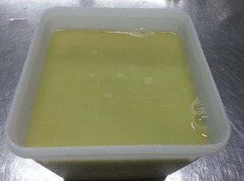 step1: 首先蛋白發均，備用，cream煮熱加沙糖，待凍，然後加入蛋白攪均，然後可以落杯，見到面頭有泡泡，可以用茶匙取起，大火，蒸約八分鐘，蒸起不要立刻食，等沒有這麼熱，就是可以品想…………^^