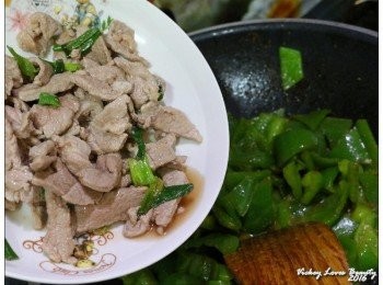 step7: 加入１－２匙的沙茶醬拌炒均勻 接著再放入剛才巳炒至變白的肉條，再次拌炒均勻