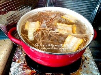 step4: 煲內先放入粟米 , 茅根 , 蜜棗 , 加入適量水用中火先煲15分鐘至滾起