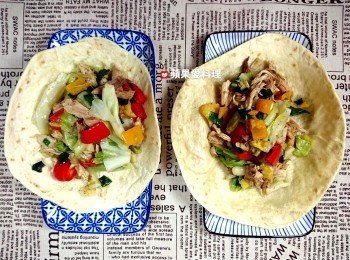 step4: 鍋中放少許油，放入蒜頭，開中火，拌炒。聞到蒜香味時，放入紅椒、黃椒、高麗菜拌炒一下，倒少許水，蓋鍋蓋燜煮。高麗菜變翠綠色時，打開鍋蓋，放入鹹水雞和蒜苗拌炒一下。灑黑胡椒和鹽，拌炒均勻，即可取出放到薄餅上。