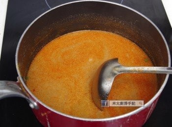 step4: 煲中把水和雞湯煮滾，先用少許滾湯放碗中把麻醬拌溶，再放入煲中，加入其餘的<span class="group_2">調味料</span>煮滾便成湯頭。