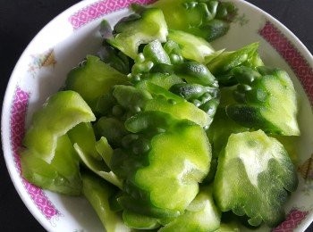 step6: 涼瓜清洗後去籽，斜切件備用