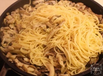 step7: 加入意粉炒勻至收汁