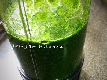 step1: 菠菜洗淨切段，放入滾水灼至半軟，隔水。放入攪拌機，加入1碗水攪成蓉備用。