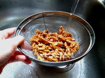 step1: 核桃用水沖一沖洗乾淨及瀝乾 , 焗爐用220C預熱10分鐘備用