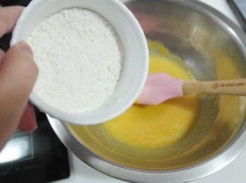 step5: 分次將麵粉以及牛奶加入並且拌勻!!