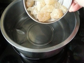 step2: 先將冰糖用水煮溶