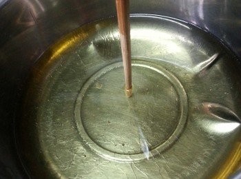 step11: 將油煮滾,用筷子試油溫,如見大量泡升上就可以