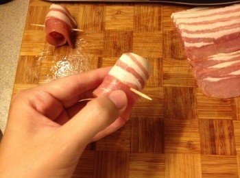 step6: 把煙肉卷起車厘茄後用牙簽固定