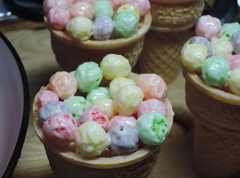 step4: 先排好第一層玉米球，等待凝結，如果一口氣要堆出錐型，很容易滑動