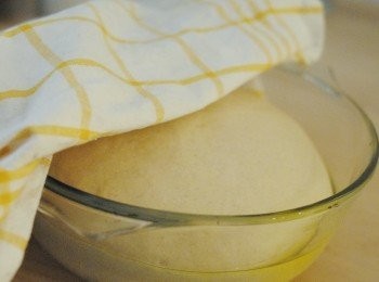 step4: 將麵團放入塗有油的大碗內，用保鮮紙蓋好，靜置一至兩小時至麵團脹大一倍