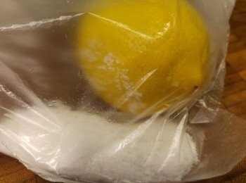 step3: 半小時後將檸檬放入鹽袋,用鹽擦去檸檬表面的蠟質,沖洗乾淨後用布抹乾。