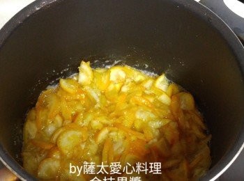 step2: 金桔加入糖(冰糖要先碎成细塊)，细火煮滾，加入檸檬汁，要撹動，以防糊底。