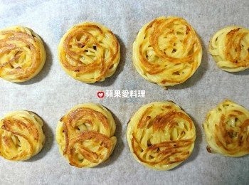 step8: 將步驟7的麵，放在鋪好烘焙紙的烤盤上，烤箱200℃預熱後，烤15分鐘（上下火全開，若有旋風功能就加旋風）。香噴噴的鳥巢酥完成囉。