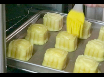 step13: 最後掃上糖漿，以230'C焗1分鐘，完成。