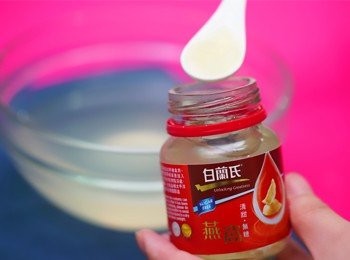 step4: 用熱水把寒天粉和白糖化開，稍微放涼後加入2樽白蘭氏®無糖燕窩，拌勻成<span class="group_1">燕窩混合液</span>