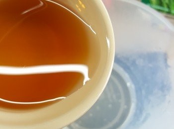 step8: 將蒟蒻粉及糖加入熱水中拌勻，將梅酒及冷開水加入當中拌勻。