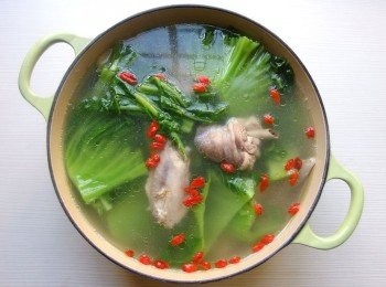 step4: 雞肉煮至喜歡的熟度後,加入汆燙好的刈菜及枸杞再用海鹽做調味,即可完成。雞湯的燉煮亦可使用電鍋做蒸煮,外鍋放一杯水,煮好後再放入汆燙好的刈菜及調味,再次煮滾雞湯即可。