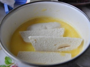 step4: 將饅頭條均勻浸入牛奶中馬上拿起