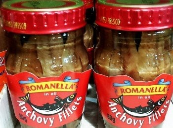 step6: 放上碟後，加上一條anchovy （咸魚仔）裝飾.