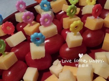 step2: 用膠籖寸一粒芝士再加一粒車厘茄, 排放在碟內, 即成車厘茄芝士粒粒