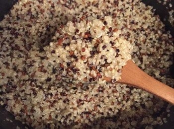 step2: 藜麥像煮飯一樣（我用小鍋不用電飯煲），小火煮，約15分鐘已經熟透，不用立即掀蓋，稍微燘焗，待水份收乾一些。