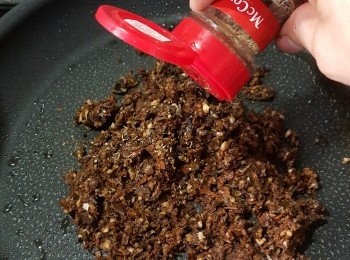 step6: 用平底鑊將打碎的雜菌及蒜頭,加少許雜香草炒勻(不用加油炒)