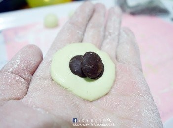 step3: 把麵糰分成10等分，壓平之後放入朱古力粒，搓成湯圓狀。