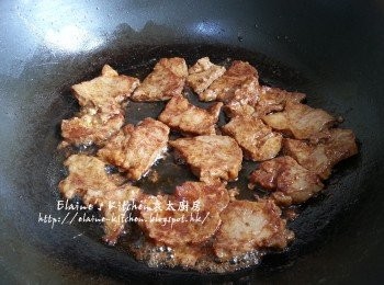 step5: 燒紅鑊 , 將豬扒放入鑊中用中火煎至兩面金黃色後盛起