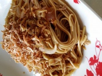 step1: 先把雞蛋煎成2隻煎蛋。
乾葱頭切片。
煲熟上海麵，水中加入少許生油，煮熟拿起備用。