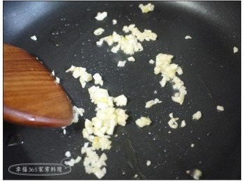 step4: 鍋中放適量油，油熱後先下蒜末爆香。