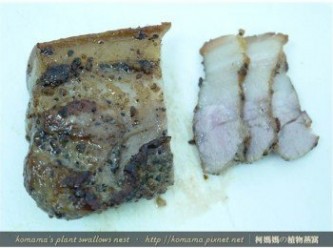 step3: 月之鄉鹹豬肉先用烤箱烤熱來去油後，再切成薄片備用。