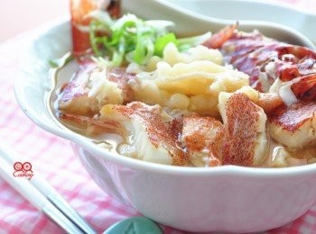 step5: 經過了燉煮的苦瓜，甘甜味完全融入了味增湯頭裡，與魚肉搭配放上蔥絲更鮮美..