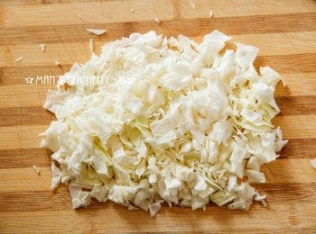 step1: 先將高麗菜切成約1~1.5公分大小的塊狀。