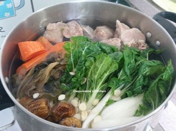step6: 與其他材料一同放在大煲內， 加水煲2小時便完成。