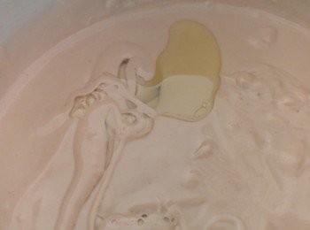 step4: 加入一湯匙油攪勻。