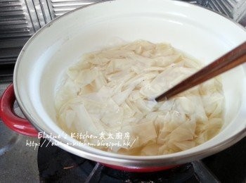 step3: 將剪去的碎腐皮放入煲內 , 再加入高湯用慢火煮3分鐘至軟身備用