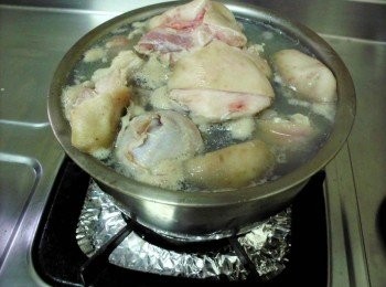 step1: 水滾加2片薑片將豬腳燙過去除血水雜質及腥味，再用冷開水沖洗乾淨