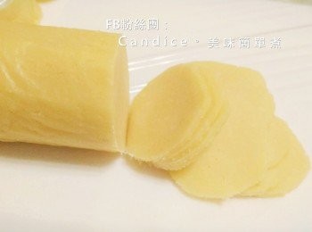 step5: 將麵糰放入乾淨塑膠袋，整形成圓長條狀，先放入冷凍庫，冰1小時讓麵糰硬一點。冰完後之後再切片。