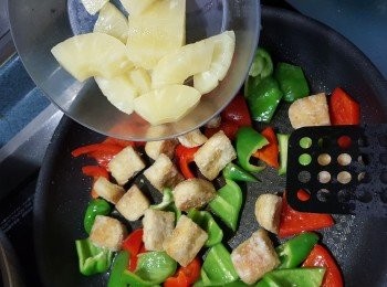 step7: 加入已經煎好的豆腐粒及菠蘿炒勻