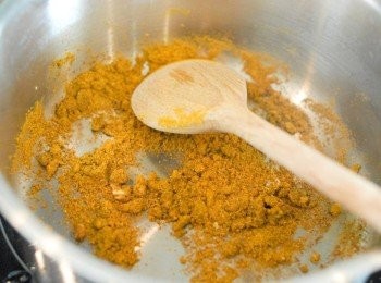 step2: 用小火炒蒜蓉和咖哩粉，炒一炒