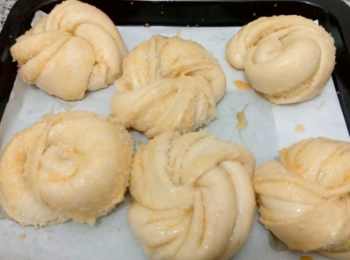 step10: 放入烤箱，下面放碗熱水，發酵至原體積兩倍大，表面刷蛋液，放預熱烤箱中層，180度烤25分鐘即可。