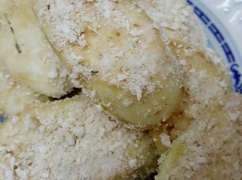 step2: 兩边沾滿鷹粟粉和麵包糠