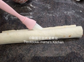 step8: 掃上適量牛奶令酥皮皮能夠粘實。用埋其餘250g和剩下的材料可多做1條酥皮卷(可分10等份)
