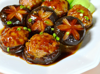 step4: 直到湯汁被吸收的差不多，即可出鍋，然後嫩油菜燙熟，擺盤，撒上蔥花，大功告成，美美的一盤菜就完成了。